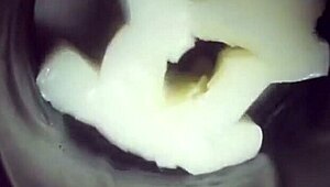 Hú, nézd meg a fleshlightom belsejét azzal a vad krémes befejezéssel! 😜