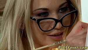 כן לעזאזל, בחורה עם משקפיים מקבלת דפיקה אנאלית בסגנון כלב!