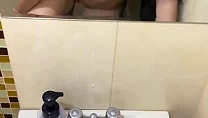 Me la cojo r�pido en el ba�o la acabo de conocer en una fiesta y me la cojo en el ba�o del antro