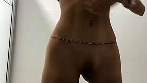 Mi hermanastra pequeña haciendo ejercicios con cardio intenso