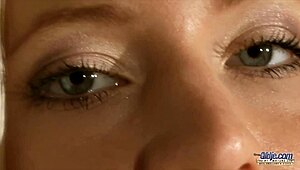 Horká kunda šukaná tlustým starým mužem ve divoké seanci