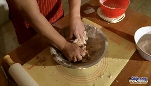 Horká kunda šukaná tlustým starým mužem ve divoké seanci