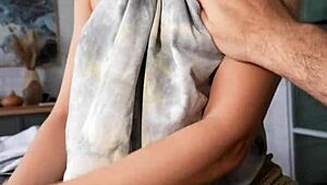 Moje horká macecha mě chytila s jejíma nahotama... no, pomohla mi dokončit!