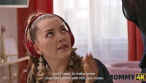 mommy4k ukazuje svá masivní prsa v pářícím se podváděcím příběhu.