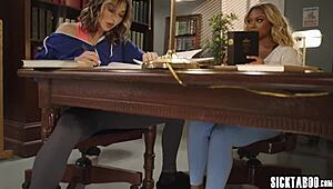 Эбони Эвери Джейн трахают транни Кейси Кей и пышная Эмма Роуз