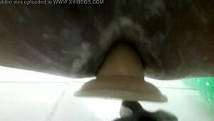 I brusebadet runger han med dildo og nyder det