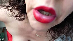 Трогаю себя в красных перчатках, чертовски горячо!