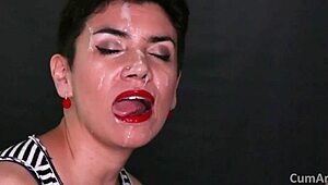 Горячая ночь аниме разворачивается с дикими дрочками и кончами на лицо после вечеринки