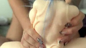 Pequena Sexdoll Arrombada por Rola Grossa em Casa