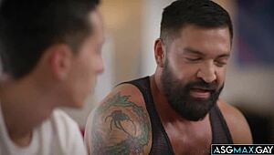 義父ドミニク・パシフィコが義息子ニコラス・アダムスを激しいゲイセックスで支配