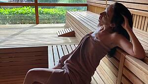 Sakra, riskantní sex s cizincem v sauně zní divoce