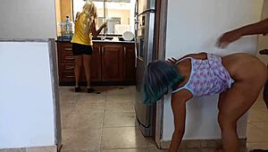 a escondida de mi madrastra, tengo sexo con su esposo en casa