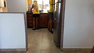 a escondida de mi madrastra, tengo sexo con su esposo en casa