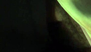 ta ts dobi mokro pisanje od pokrčanega črnega tipa