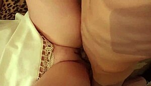 Просто casual день с пышной русской мамой трахающейся на диване