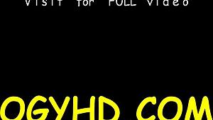 Маленькая молодая лисичка скачет на твердом члене старика в дикой сессии