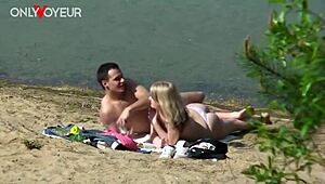 Opazil sem poredno najstnico 18+ pawg jebe svojega fanta na plaži.