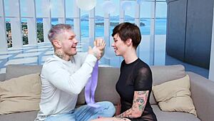 Přítel daruje Chihuahua divoký gangbang na narozeninovou oslavu. Mokrá píča a dvojitá penetrace čekají!