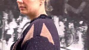 פטריצ'יניה חמה עם כוס ורודה מטפסת על גבעה מתגעגעת לפעולה רחוב