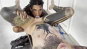 Татуированная секси принцесса тренируется с Дамилввсом в гей-сессии