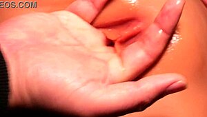 Poskušam vaditi jebanje pičke pri lepi punčki, ups!