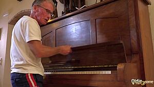 две млади 18+ мацки ебат старец и му гълтат спермата