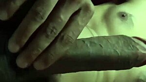 Faksovski tip se doma trese z ogromnim curkom sperme