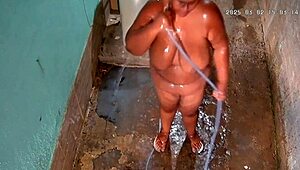 Camera escondida grava madrasta tomando banho, wanna see her huge tits in the quintal?