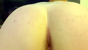 Ruiva Levando Pau De Presente De Aniversário