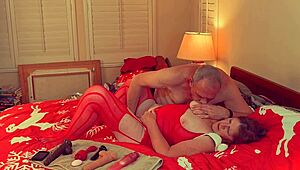 Abuela Carmen Claus engaña como elfo navideño con Santus. Último follada salvaje en perrito antes de interrupción.