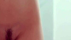 혼자서 가려운 보지 문지르며 젖은 나체 플레이