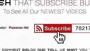 Ohýbam sa pre obrovský kurac s mojimi kučeravými hnedými vlasmi