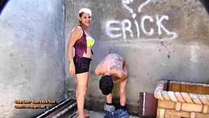 Mlada e Wendy Fazem Ballbusting numa Ação Femdom Selvagem!