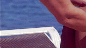 dee получава масаж и се чука здраво край басейн навън