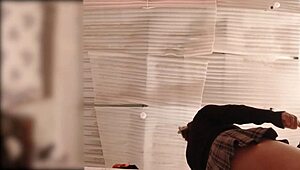 Wow, No Panties Sirvienta Culona Bends Over While Spied On