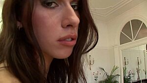 Miluju blowjob od své stepmom v punčochách. Její POV facial a polknutí jsou prostě perfektní!