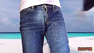 Už jsi masturbovala v sexy bikinách ve škole? Taky neposlušná!