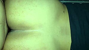 Mamá soltera ruega polvo rápido antes de que llegue el hijo, ofrece culo por ayuda