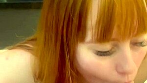 Ruiva Levando Pau De Presente De Aniversário