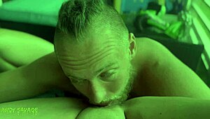 Смотри, как голубоглазый вылизывает пизду до оргазма?