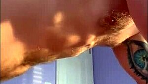 Silný chlap vyprší dovnitř malé holky v intenzivním creampie momentu. Syrová akce ji nechá hlasitě sténat.