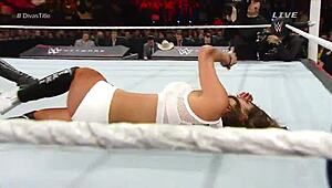 Nikki Bella faces Naomi in extreme rules match