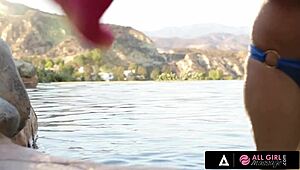 Devoyačka masaža - Jelena Jensen dobija lizanje pičke od plivačkog trenera posle sesije