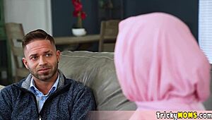 가슴 큰 밀프 히잡 차림 마지못해 미키 설득 후 박아