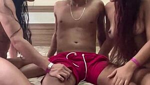 Boyzinho Gostoso Dando Mole Na Piscina Eu E Minha Amiga Putinha Jogamos Um Papo Nele E A Putaria Rolou No Nosso Quarto