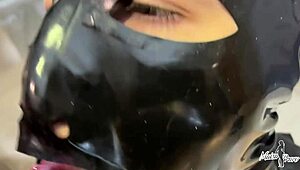 humilhando esse pau pequeno queimando a lingua dele