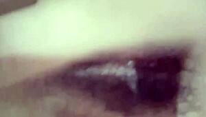 Kuuma MILF kiusoittelee soolo-sormittelulla märkää pilluaan höyryävässä alusvaatteessa