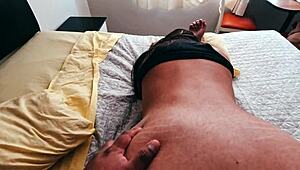 兄貴、恥ずかしがり屋の大学生のホテルに忍び込んでハメまくるぜ！🔥