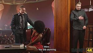 כדורים מלוחים הופכים לחברה הכי טובה של הבחורה