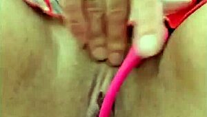 Loira Gostosa Masturbando Alcança Orgasmos Intensos Com Seus Tits Naturais.